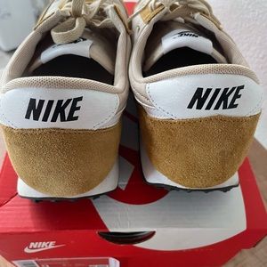 Womens sz 9 Nike Day Break Sneaker